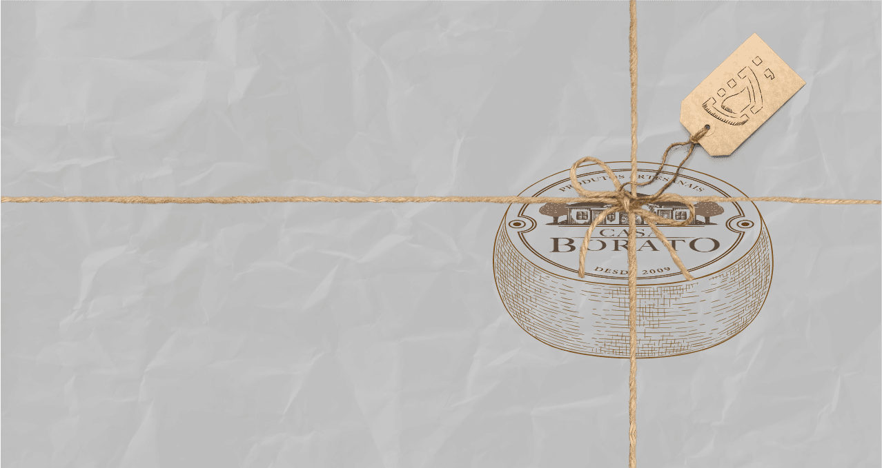 Um queijo em lineart, com o logotipo da Casa Borato em cima do queijo. Um laço feito com barbante em cima e uma etiqueta de preço com o logotipo da Cupcode em cima